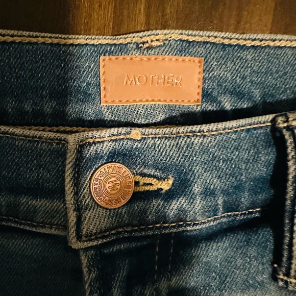 MOTHER The Insider Crop with Frayed Hem. Light Blue Straight Leg Jeans - Picture 5 of 7